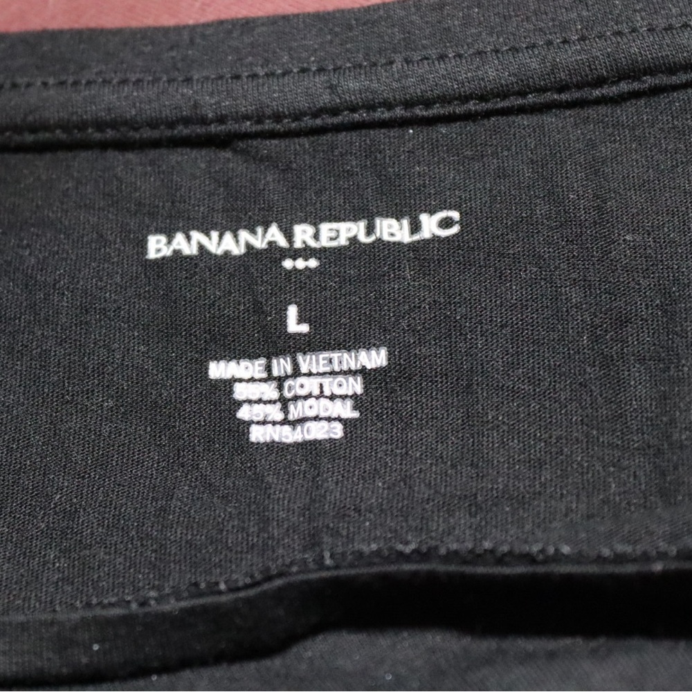 Banana Republic black t-shirt with animal print heart, size large - Picture 9 of 9